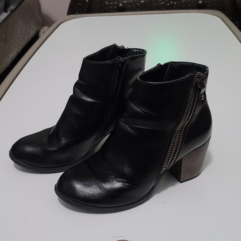 Boots - Picture 2 of 8